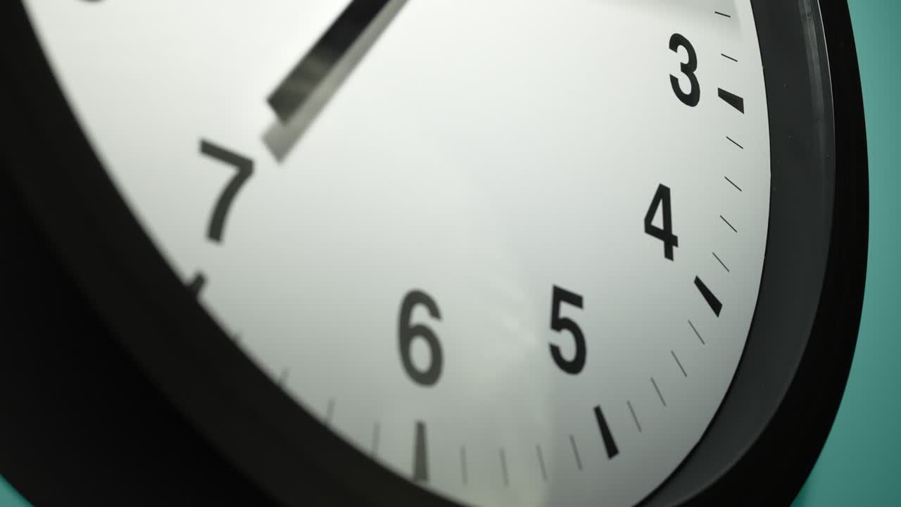 cara del reloj en azul cian acuamarín celadón verde mar en el lapso de tiempo