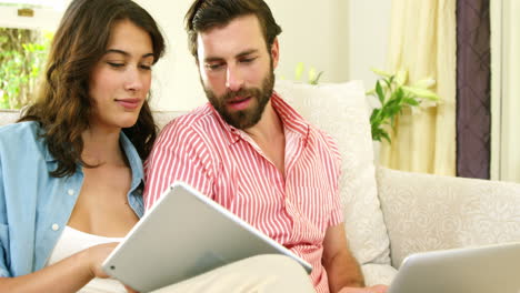 pareja con una tableta de computadora