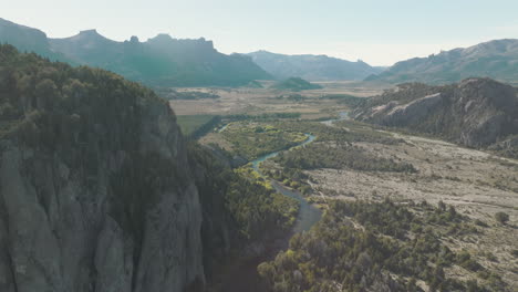 Stunning-drone-shot-of-the-mountain-range-in-Arroyo-Verde,-Argentina