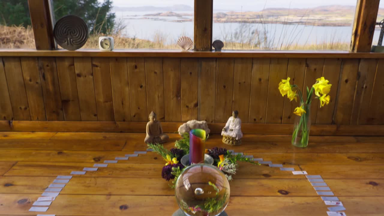 sala del templo espiritual con cristales, esferas y estatuas de buddah, la inclinación hacia arriba revela la meditación de la vista de la naturaleza