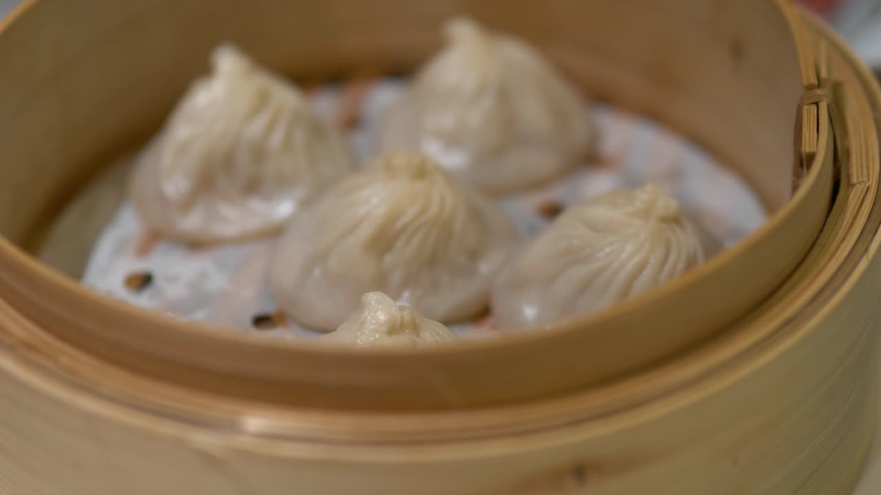sopa de albóndigas de cerdo xiaolongbao en el vapor de bambú