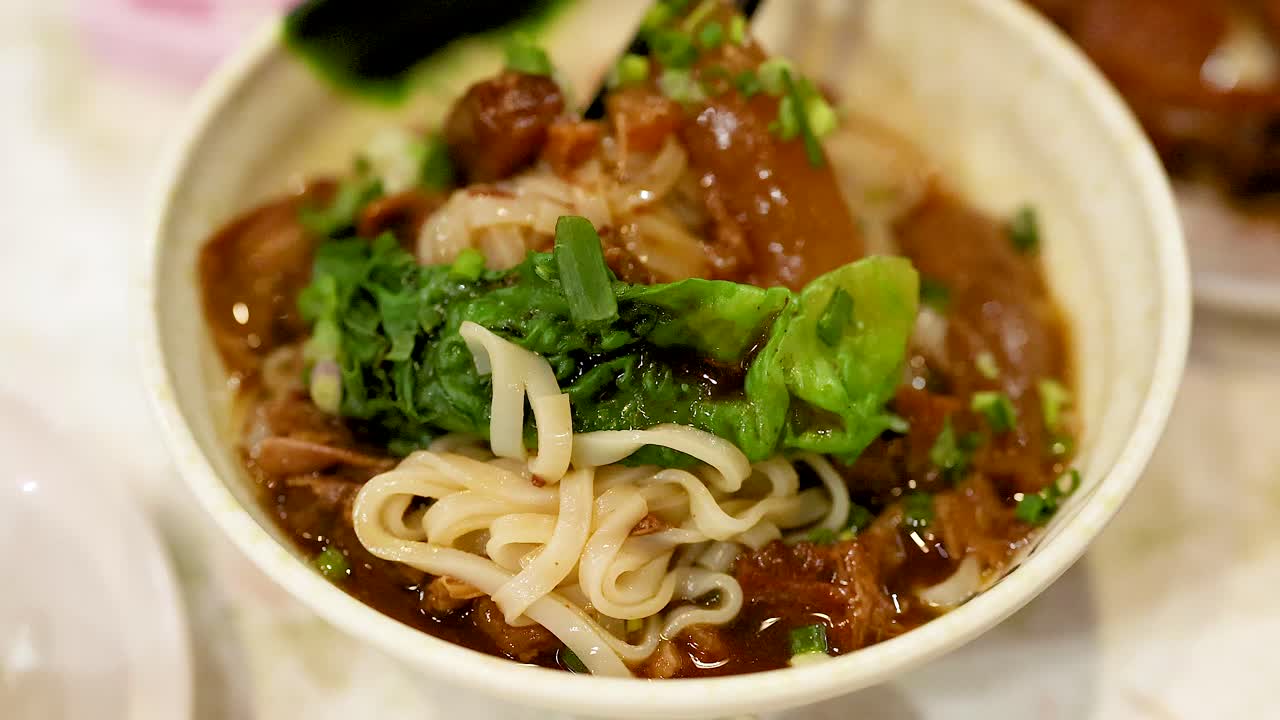 delicioso plato de fideos con carne y verduras