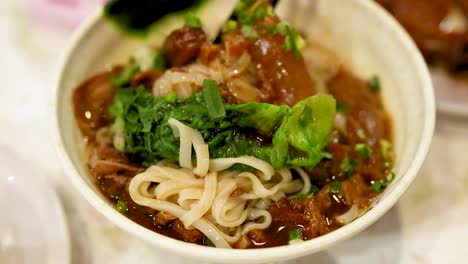 delicioso plato de fideos con carne y verduras