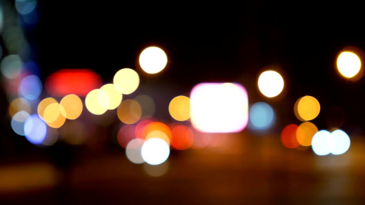 luces desenfocadas calle de los ángeles resumen. fondo borroso de la ciudad. círculos de bokeh en movimiento del tráfico nocturno.