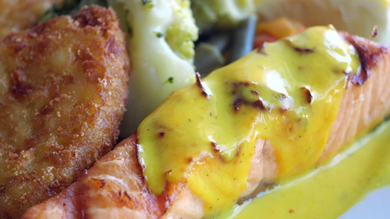 salmón a la parrilla con salsa de limón y acompañamiento