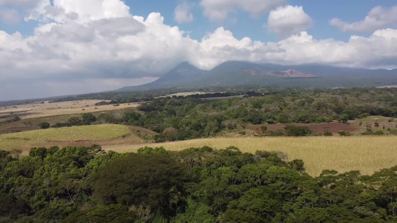 VISTA AÉREA DOS VALES QUE CERCAM O VULCÃO IZALCO EM SONSONATE, EL SALVADOR