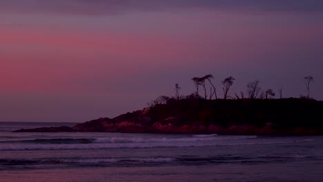 Una-Isla-A-Lo-Largo-De-Una-Parte-Remota-De-La-Costa-De-Victorias-A-Primera-Hora-De-La-Mañana-Rosa-Resplandor-Del-Amanecer