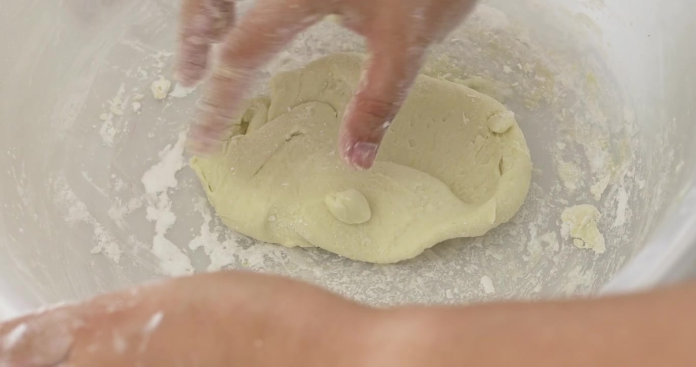 Geleneksel Asya tatlıları yapma mutfak sanatı. Otantik Tay bua loi tatlısını yaratmak için hamuru el işçiliğiyle hazırlayarak kültürel gastronomiyi korumanın vurgulanması.