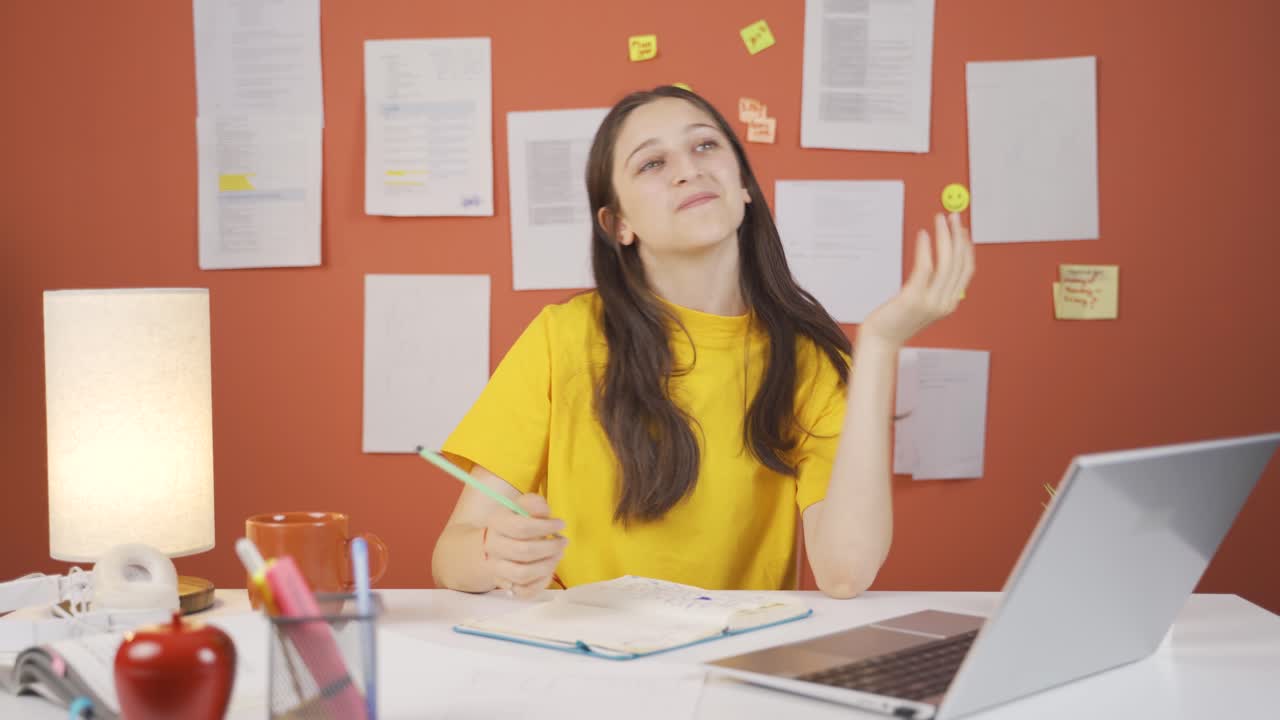 la niña animada es alegre y feliz.