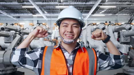 ingeniero feliz en una fábrica