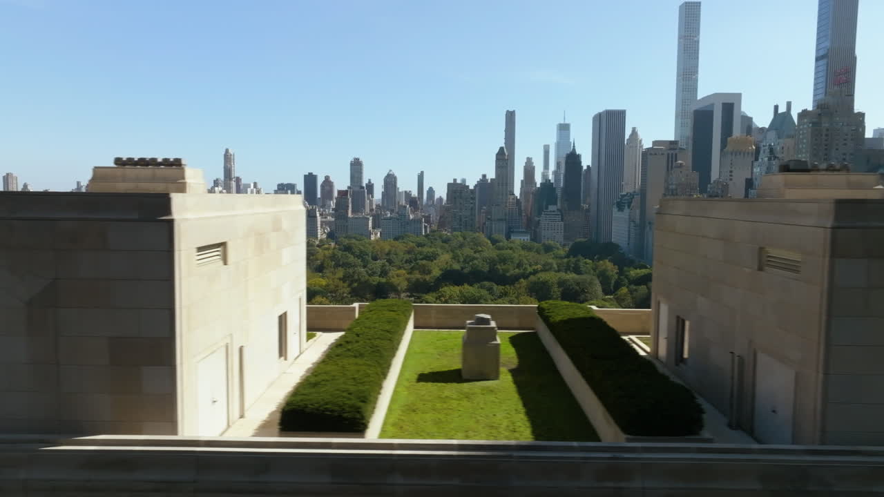 뉴욕 링컨 스 ⁇ 어 의 건물 뒤 에 있는 센트럴 파크 의 공중 추적  ⁇