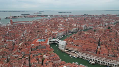 Puente-De-Rialto-Sobre-El-Gran-Canal-De-Venecia,-Que-Muestra-La-Arquitectura-Histórica,-Vista-Aérea