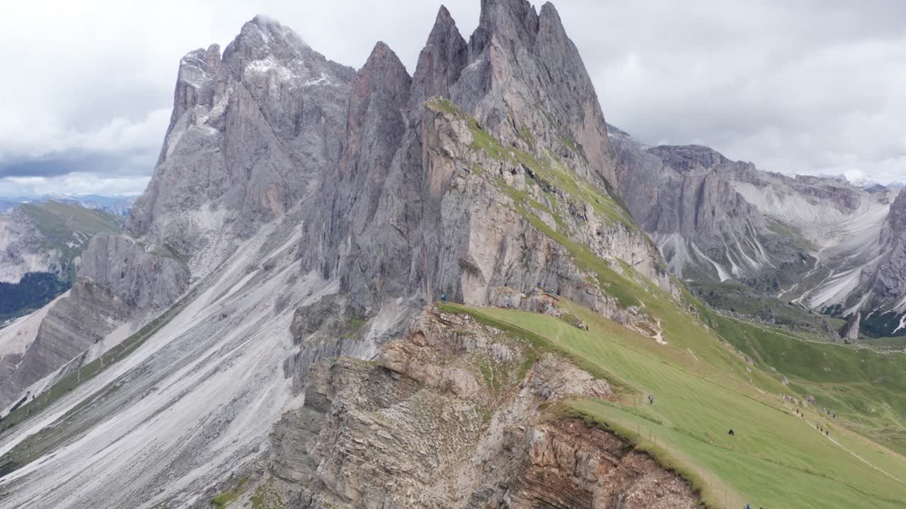 페르메다의 들쭉날쭉한 끝 - 푸에즈-오들레 자연 공원, 백운석