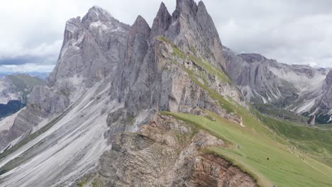 Zackige-Spitzen-Von-Fermeda---Naturpark-Puez-odle,-Dolomiten