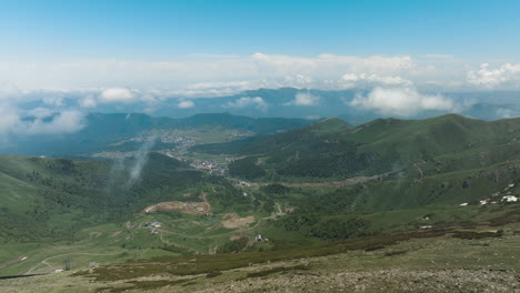 Cordillera-Durante-El-Día-Desde-El-Paso-Tskhratskaro-Mirando-Hacia-El-Bakuriani-Daba-En-Georgia