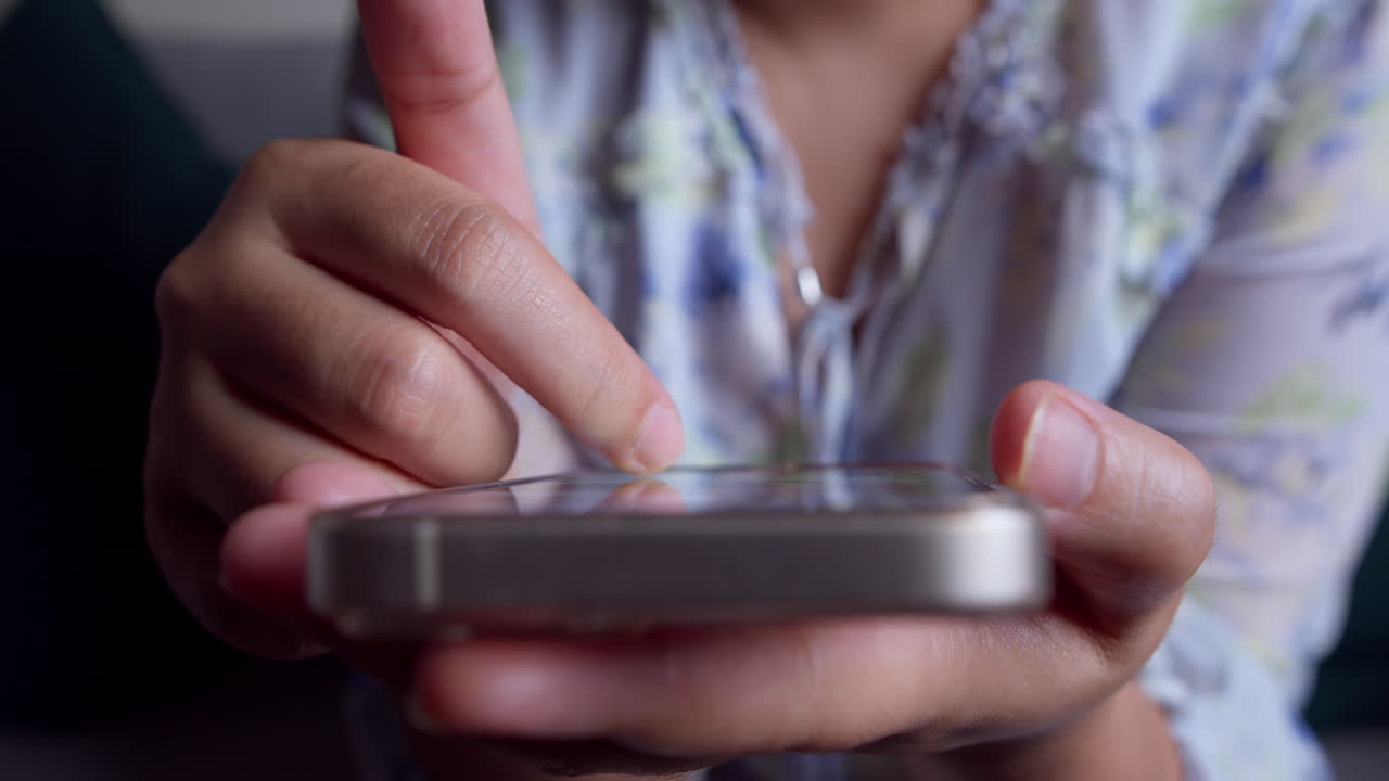 mujer absorta en la navegación y la mensajería en el móvil