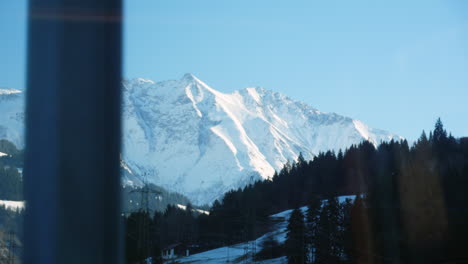 Glacier-Express-Zug-Blick-Auf-Schneebedeckte-Berge-Und-Landschaft-In-Der-Schweiz