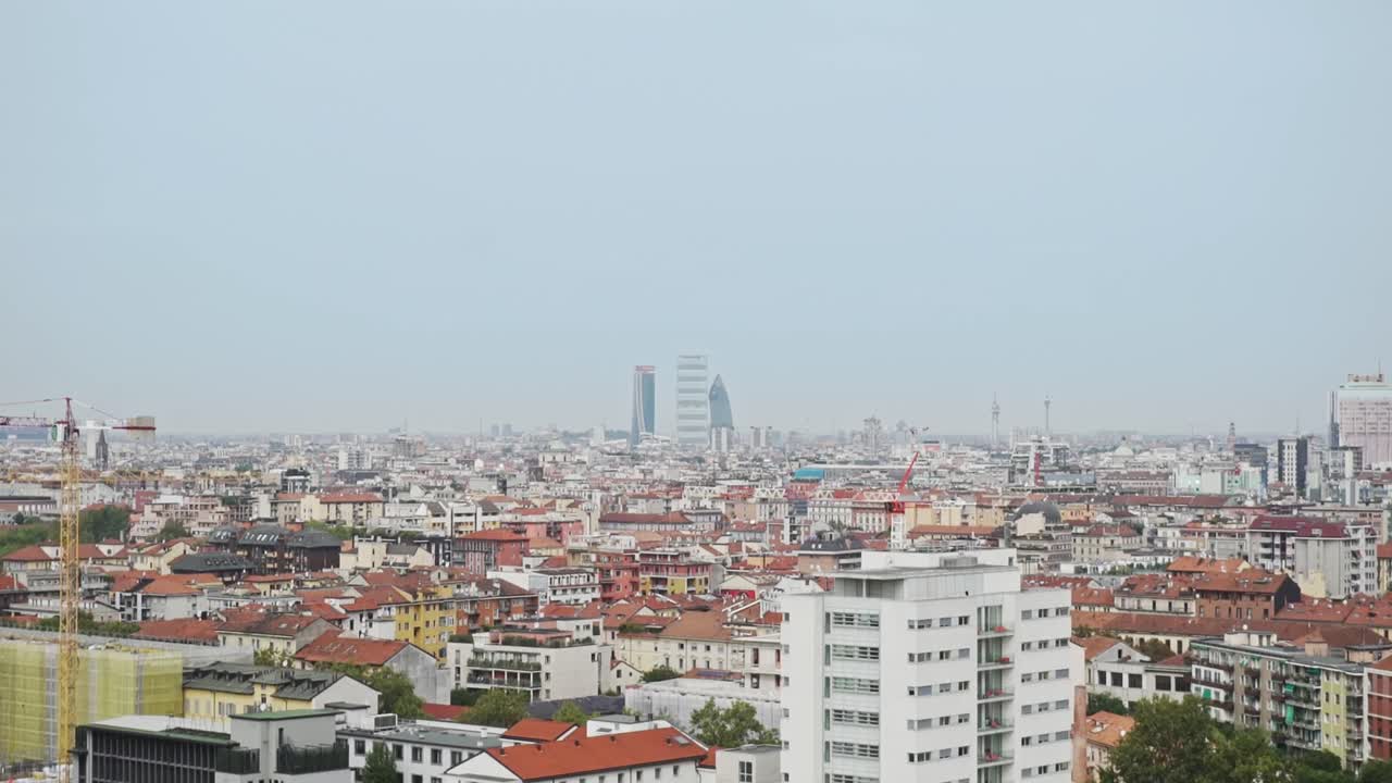 torres y tejados de la ciudad de milán, vista aérea