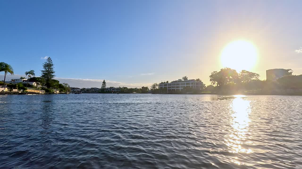 спокойный закат над спокойными речными водами.
