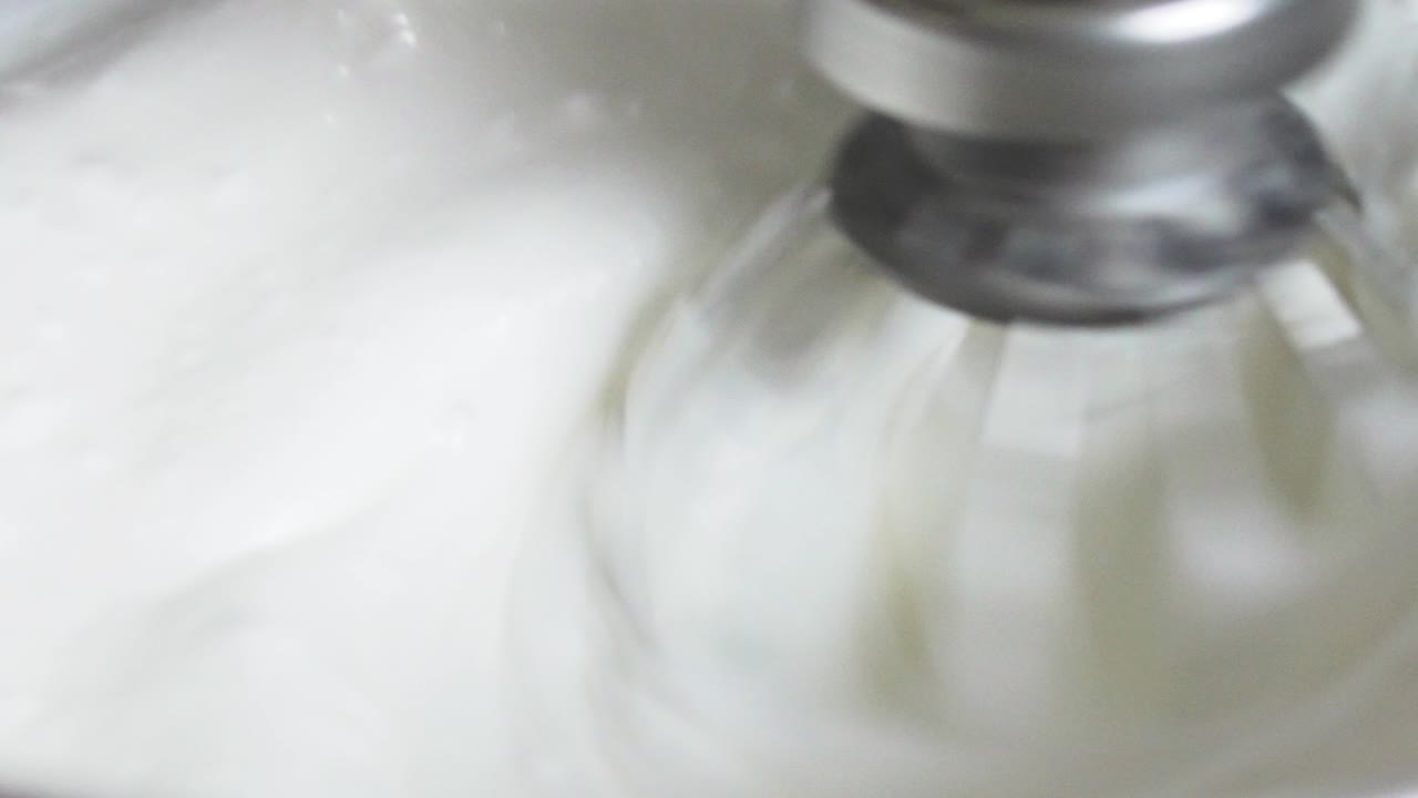 baker mezcla glaseado con máquina a cámara lenta