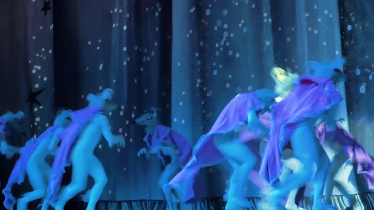 마우스 의상을 입고 춤추는 배우