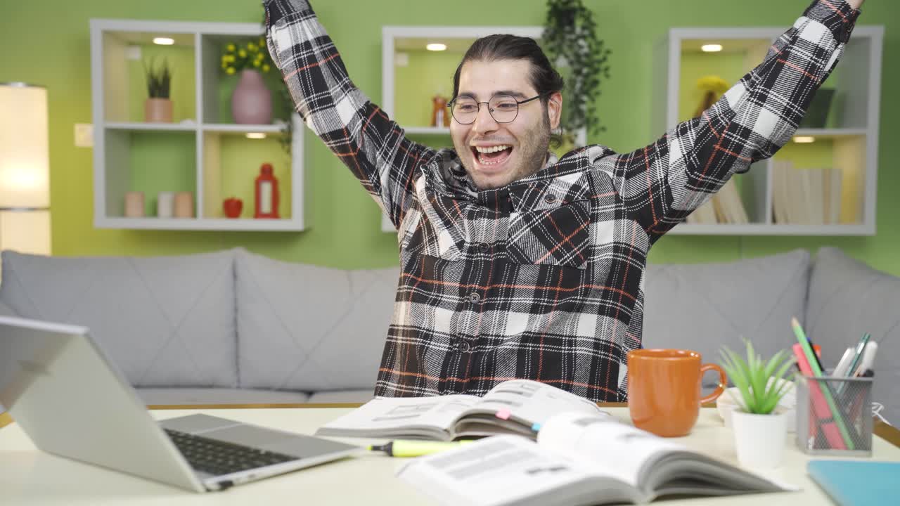 el joven exitoso se alegra y se vuelve feliz.