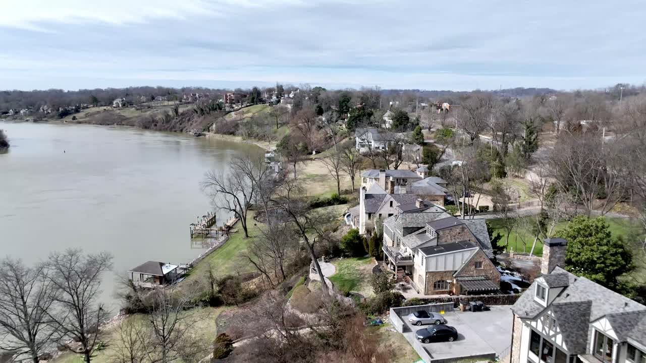 nice homes along the tennessee river in sequoyah hills in knoxville tennessee