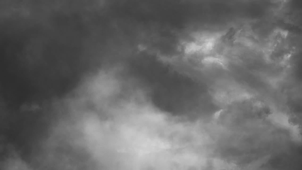 4k 낙뢰와 먹구름