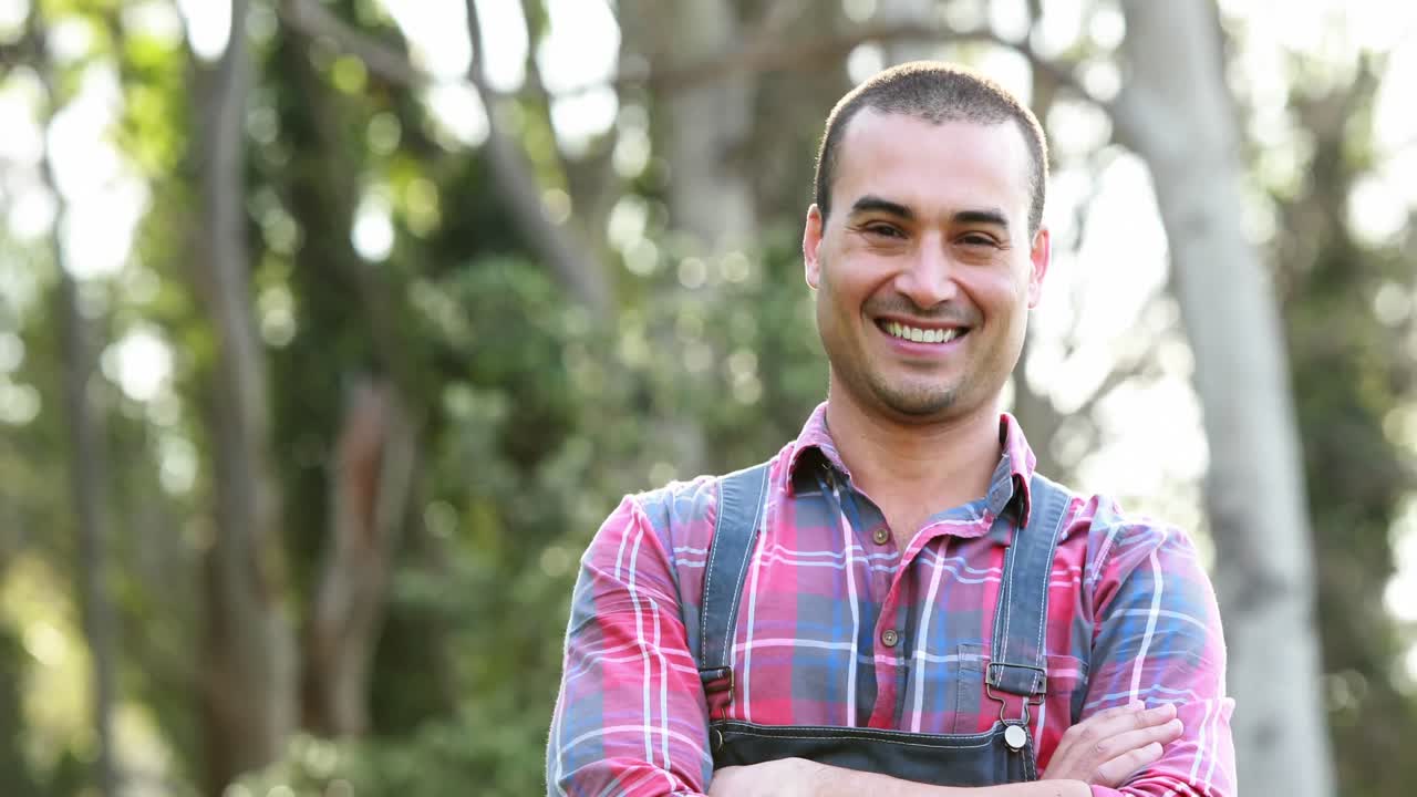 el granjero sonriente de pie