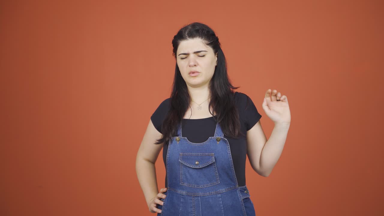 허리 통증이 있는 여성.