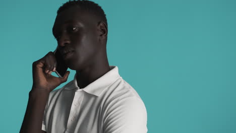 hombre afroamericano en el fondo azul.