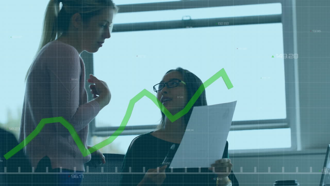 animación del procesamiento de datos sobre diversas personas de negocios hablando en la oficina