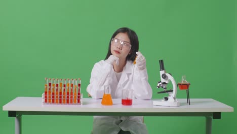 científico realizando un experimento de laboratorio