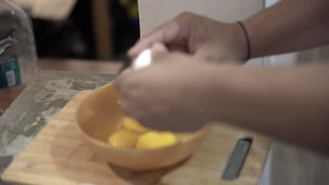 Rompiendo-Unos-Huevos-Para-El-Desayuno