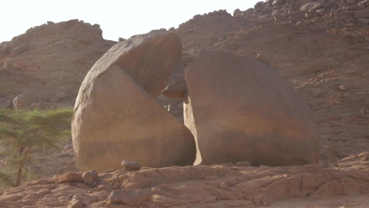 formación rocosa en un paisaje desértico