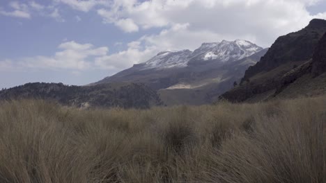 volcán iztaccíhuatl en la mañana
