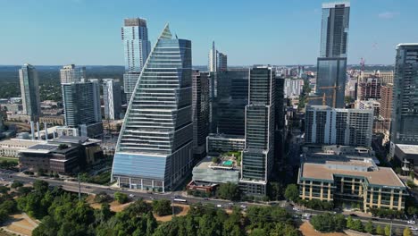 panorámica alrededor del independiente, la torre de google y el edificio de veleros en austin texas