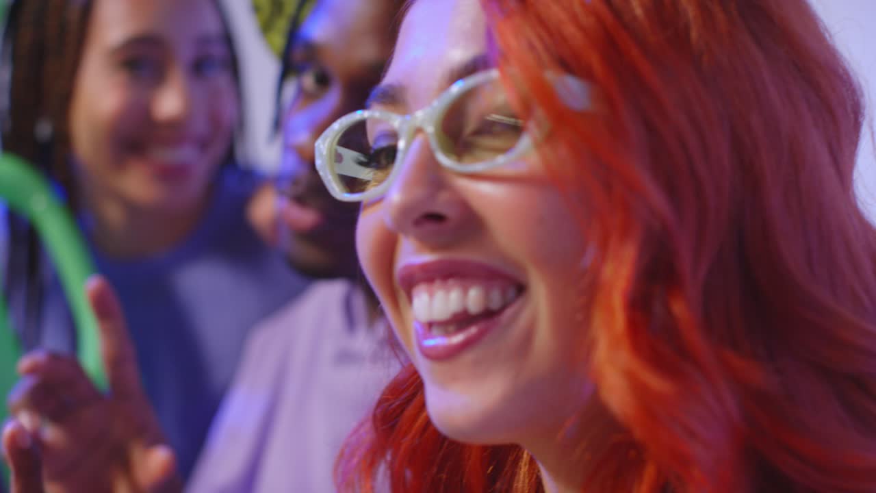fotografía de estudio de un grupo de amigos de la generación z sentados en el sofá posando para una selfie con un alienígena de juguete en el teléfono móvil 4