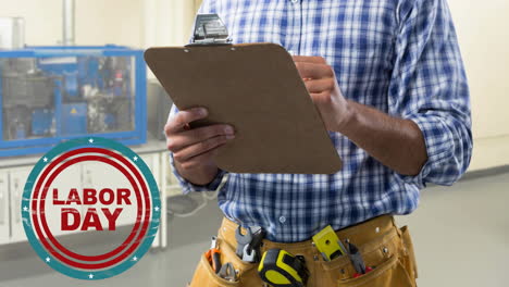 animación del texto del día del trabajo sobre un trabajador caucásico con clipboard