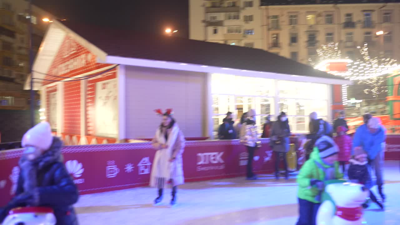 크리스마스 장식품 을 가진 야간 아이스 스케이팅 경기장