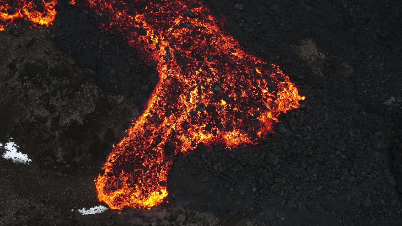 flujo de lava de un volcán