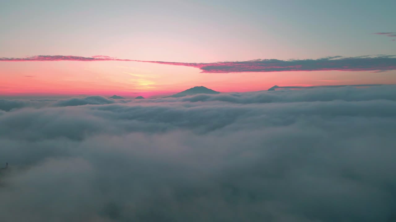 회색 구름 위 의 다채로운 해가 지는 모습, 공중 에서 볼 수 있는 모습