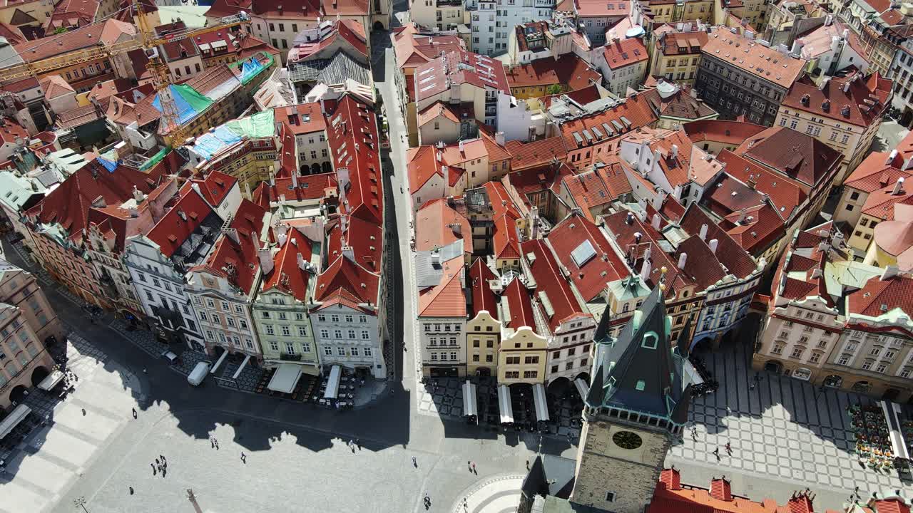 Volando sopra i tetti della città vecchia di Praga, svelando la bellezza medievale della città