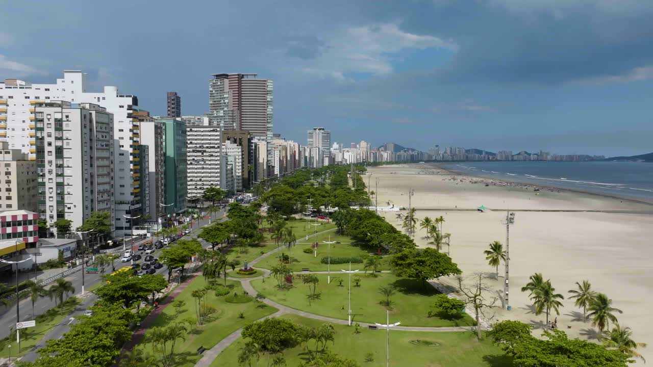 vista aérea sobre el parque municipal roberto mario santini, en el soleado santos, brasil