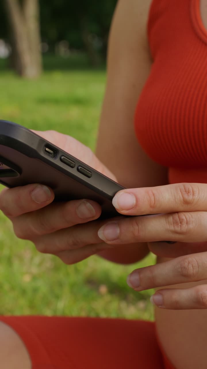 mujer usando un teléfono inteligente en un parque