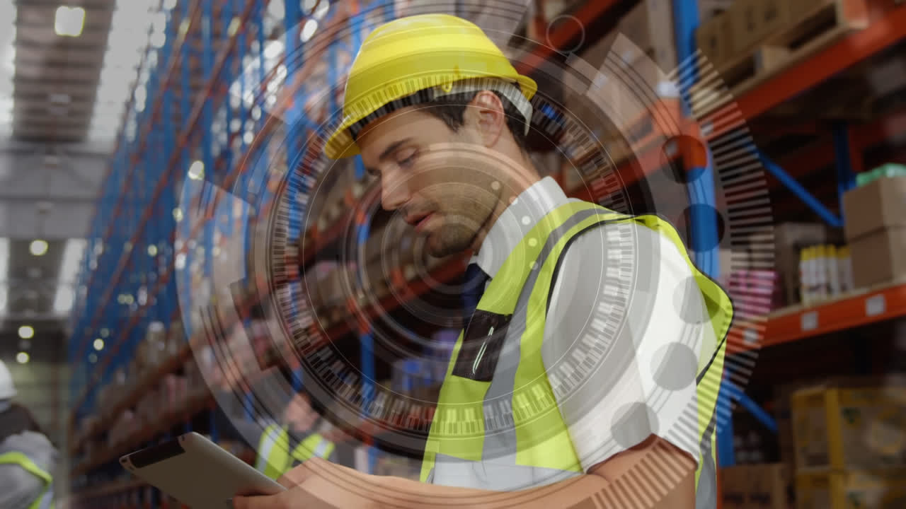 animación de escaneo de alcance sobre hombre escribiendo en el clipboard en el almacén