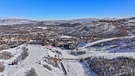 Parque-Ciudad-Utah-Aéreo-V-Drone-Volando-Cuesta-Abajo