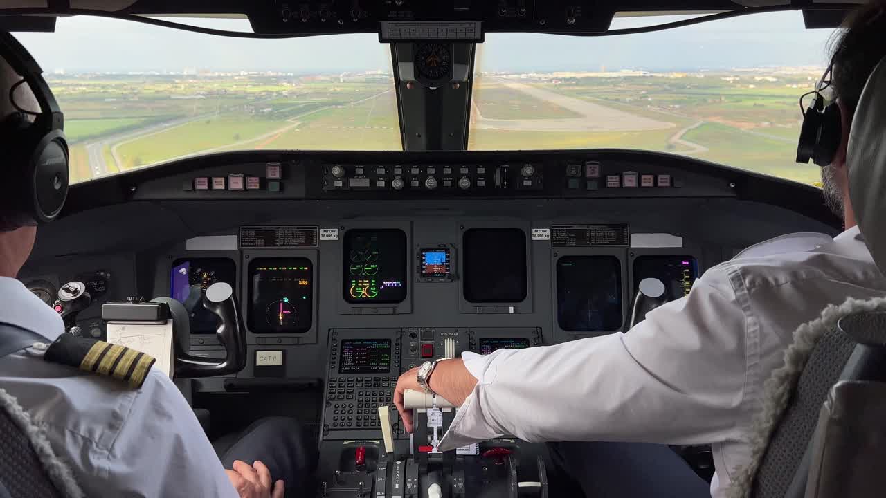 vista interior de la cabina del avión durante un aterrizaje real en la pista después de una aproximación final accidentada