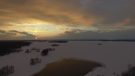 Hermosa-Toma-Aérea-De-Establecimiento-De-La-Región-ártica-Durante-La-Salida-Del-Sol-En-La-Nieve