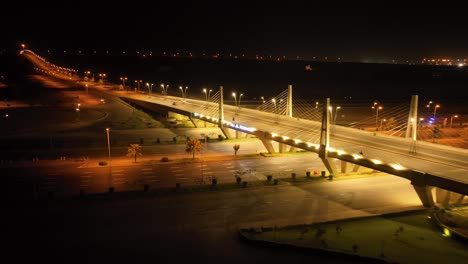 Vista-Aérea-Del-Paso-Elevado-De-La-Autopista-Por-La-Noche-En-La-Ciudad-De-Bahria,-Karachi